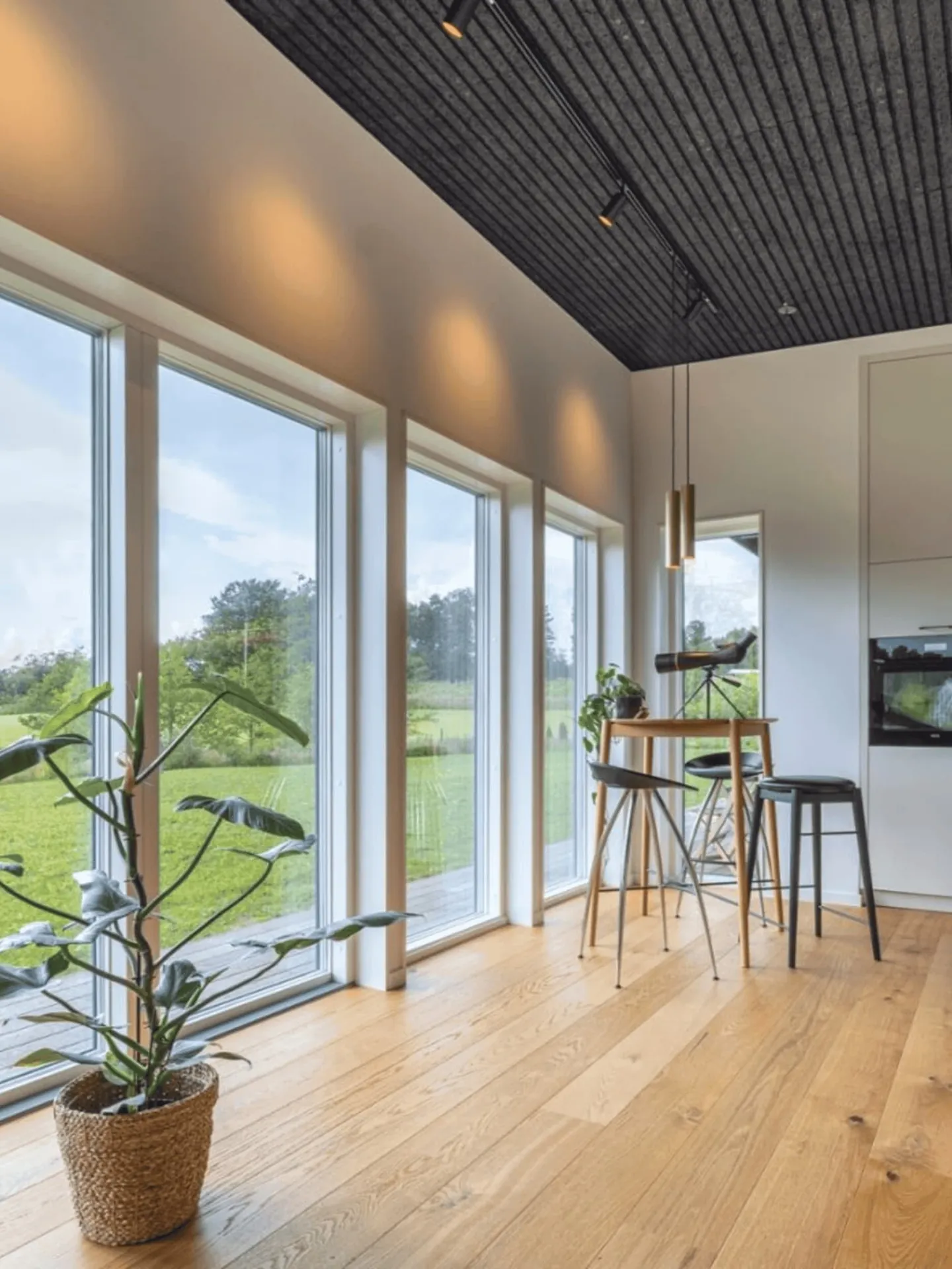 Lyst køkken-alrum i arkitekttegnet bolig