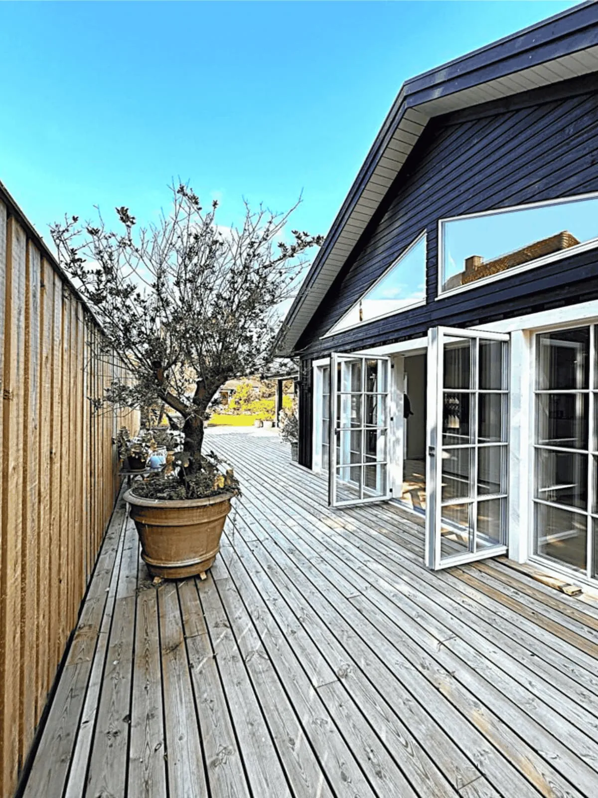 Moderne arkitekttegnet bolig udefra